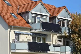 Solární panely z Lidlu či Kauflandu stojí zlomek střešních systémů. Kdy dává balkonová elektrárna smysl